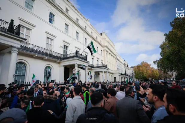 وزير الخارجية السوري يرفع العلم على مبنى السفارة في لندن بعد إغلاق 14 سنة