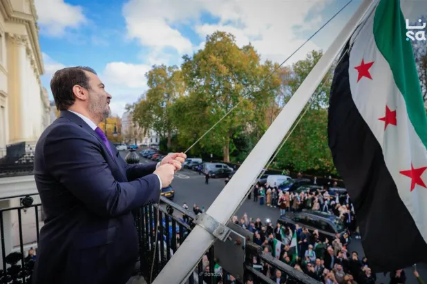 وزير الخارجية السوري أسعد الشيباني يرفع علم بلاده الجديد على مبنى السفارة بعد إغلاق 14 سنة (سانا)