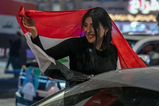 جمهور الأحزاب المتنافسة تفاعل مع النتائج الأولية للانتخابات في شوارع بغداد (أ.ب)