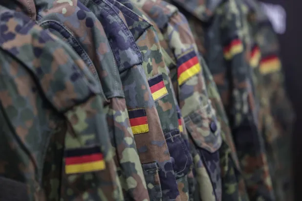 سترات جنود بالجيش الألماني (د.ب.أ)