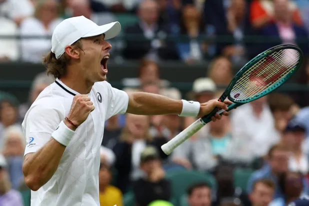 الأسترالي أليكس دي مينو (رويترز)