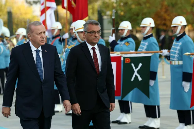 الرئيس التركي رجب طيب إردوغان وطوفان أرهُرمان رئيس القبارصة الأتراك (رويترز)