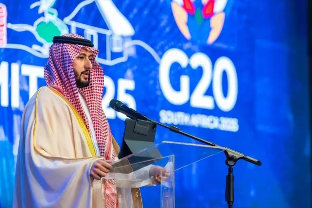 الأمير فهد بن منصور بن ناصر رئيس الوفد السعودي يتحدث خلال كلمة أمام القمة (واس)