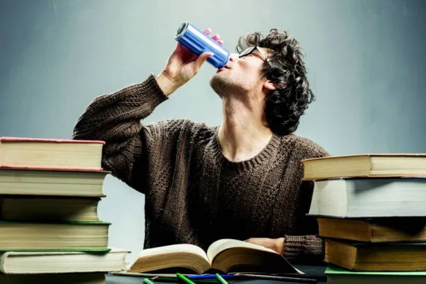 تحذيرات من تزايد إقبال طلاب الجامعات على مشروبات الطاقة