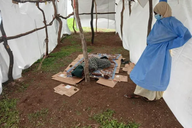 مريضة بالكوليرا وإلى جانبها تقف مسؤولة طبية حائرة (منسقية اللاجئين)