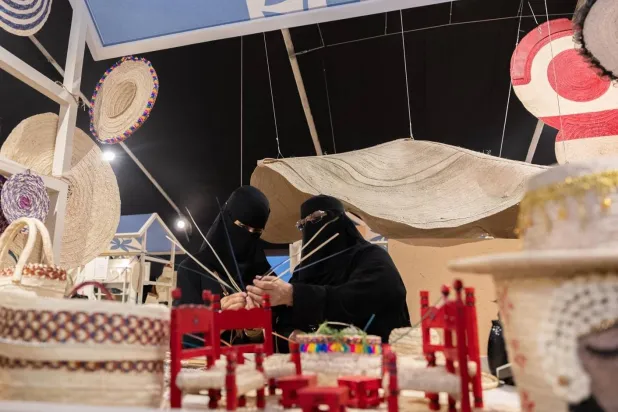 يتيح المعرض فرصة اكتشاف حرف يدوية من أنحاء العالم (واس)