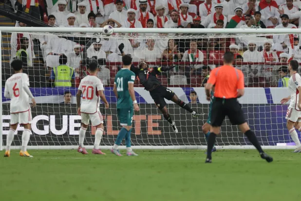 خالد عيسى حارس مرمى منتخب الإمارات (إ.ب.أ)