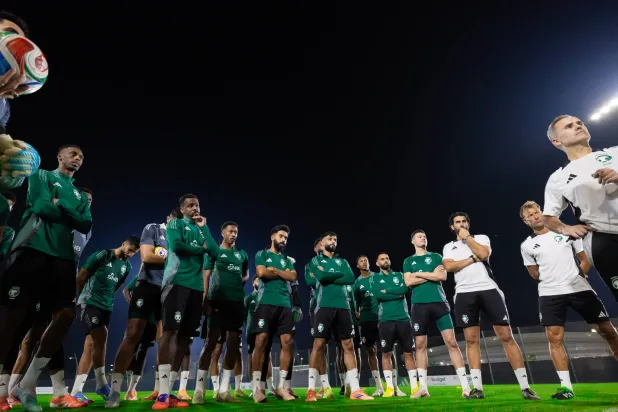 لاعبو الأخضر قبل بدء التدريب الأربعاء (الاتحاد السعودي)