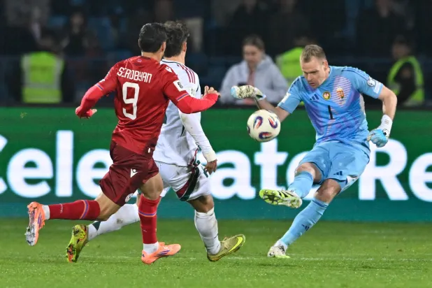 حاول لاعب أرمينيا أرتور سيروبيان التسجيل أمام حارس المجر دينيس ديبوش (أ.ب)