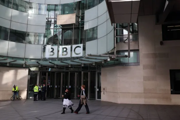 شعار «بي بي سي» على مقرها في لندن (إ.ب.أ)