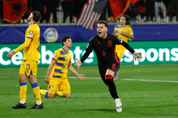 كريستيان أسلاني لاعب منتخب ألبانيا يحتفل بعد تسجيله الهدف الافتتاحي (أ.ب).