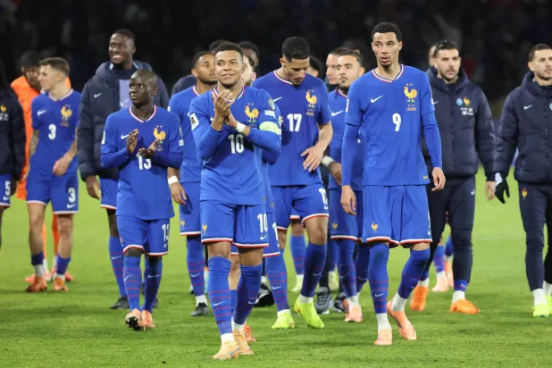 كيليان مبابي وزملاؤه يحيّون الجماهير بعد الفوز على أوكرانيا  (إ.ب.أ).