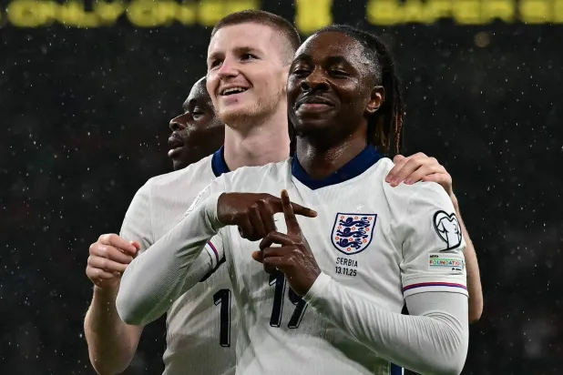 يحتفل لاعب منتخب إنجلترا إيبرشي إيزي بتسجيل الهدف الثاني (أ.ف.ب).