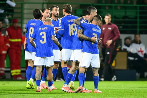 مدافع المنتخب الإيطالي جيانلوكا مانشيني  يحتفل مع زملائه بعد تسجيل الهدف الأول (أ.ف.ب).