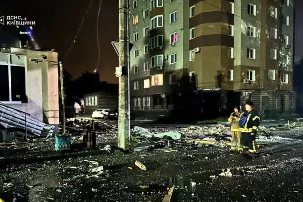 Rus hava saldırılarının ardından Kiev'deki bir binada çıkan yangını söndürmeye çalışan itfaiyeciler, (Arşiv-AFP)