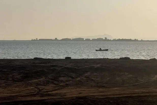 Bab el-Mandeb yakınlarında Arap Denizi'nde seyreden bir gemi (Arşiv- EPA)