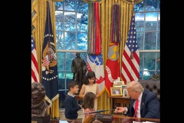 لقطة شاشة تُظهر الرئيس الأميركي دونالد ترمب يقدم هدايا صغيرة لأطفال في مكتبه البيضاوي بالبيت الأبيض (إكس)