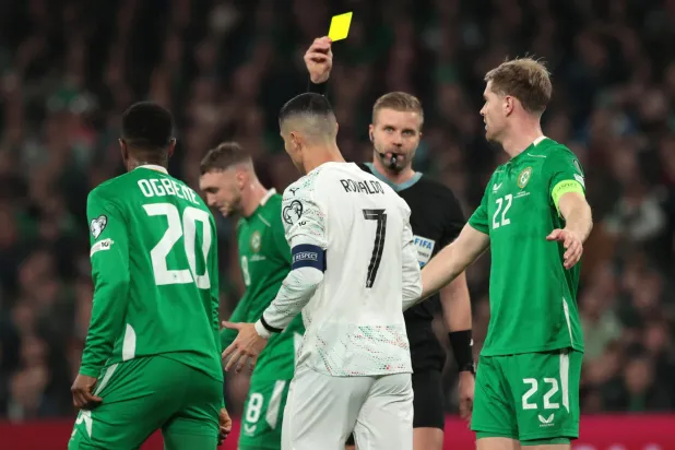 رونالدو قبل طرده من المباراة (د.ب.أ)