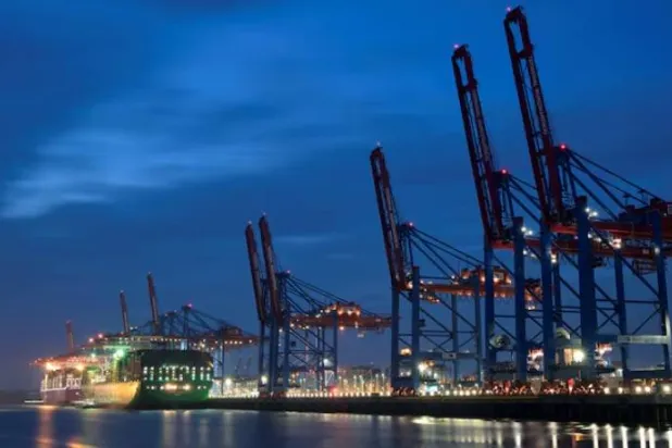 سفينة حاويات في ميناء هامبورغ بألمانيا (رويترز)