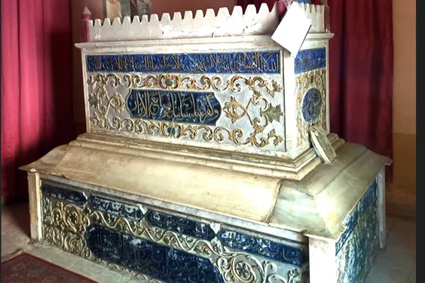 مدفن الوزير أحد أبرز الشواهد المهدَّدة (الباحث إبراهيم طايع)