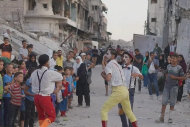 الفيلم رصد «سيرك غزة الحرة» يقدم عروضاً في الشارع (الشركة المنتجة)