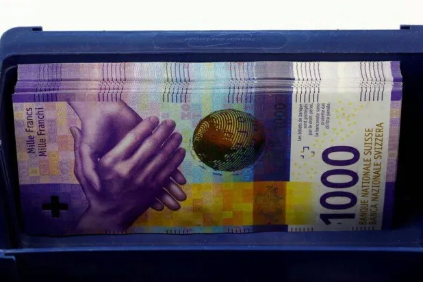 أوراق نقدية من فئة 1000 فرنك سويسري في صندوق بأحد البنوك في زيورخ (رويترز)