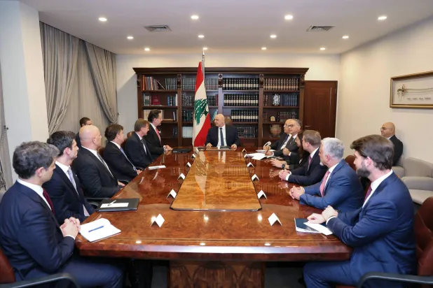 الرئيس اللبناني جوزيف عون خلال لقائه وفداً من وزارة الخزانة الأميركية بالقصر الجمهوري في بعبدا (أ.ف.ب)