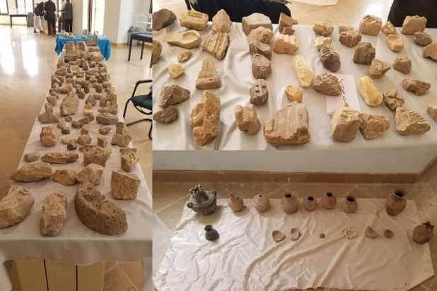 قطع أثرية متنوعة سلمها سكان قبل فترة إلى سلطة الحوثيين في ذمار (فيسبوك)