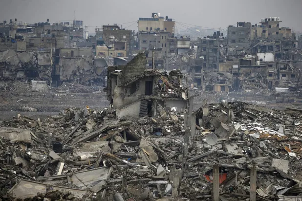 منطقة مدمَّرة بسبب الحرب في شمال مدينة غزة (إ.ب.أ)