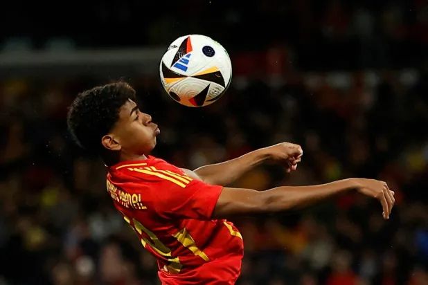 لامين جمال نجم برشلونة و«لا روخا» (رويترز)