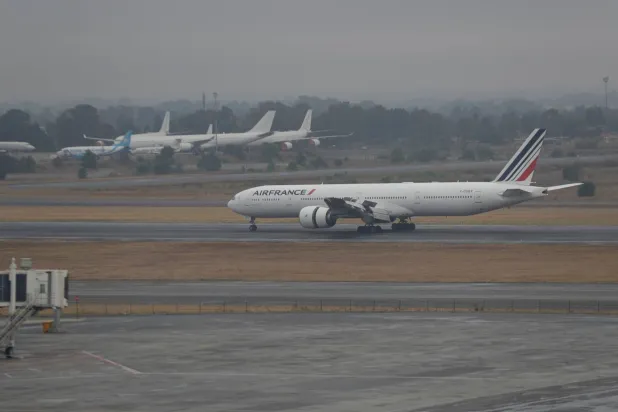طائرة تتبع شركة «إير فرنس» في مطار أوليفر ريجنالد تامبو بجنوب أفريقيا (أ.ب)