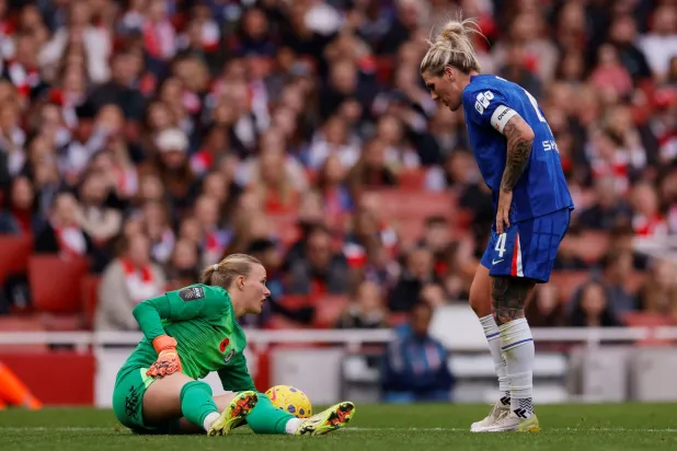 حارسة مرمى تشيلسي هانا هامبتون أصيبت في مواجهة آرسنال (رويترز)