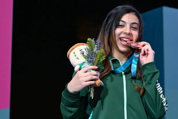 سهى الفار تحتفل بميداليتها (الشرق الأوسط)