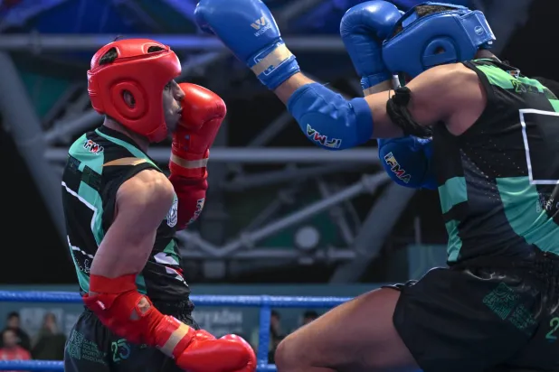 العنزي بالقفاز الأحمر خلال النزال (الشرق الأوسط)