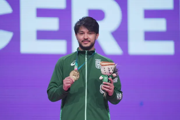 تركستاني على منصة التتويج محتفلاً بالذهبية (الشرق الأوسط)