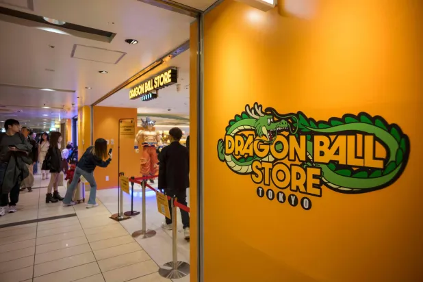 زوّار يلتقطون صوراً أمام أول متجر مخصص لـ«دراغون بول» في العالم في طوكيو باليابان (أ.ف.ب)