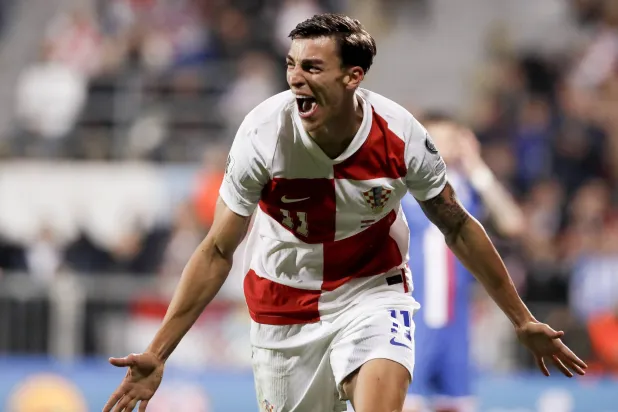 بيتار موسى لاعب كرواتيا محتفلا بهدفه في شباك فارو (إ.ب.أ)