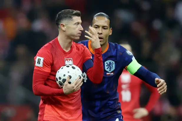 شجار على الكرة بين فان دايك وليفاندوفسكي (رويترز)