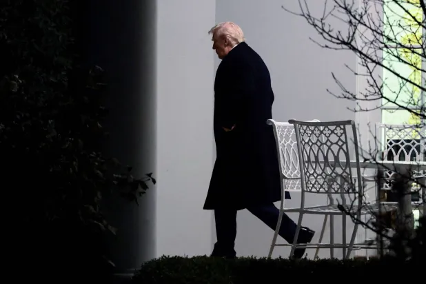  الرئيس الأميركي دونالد ترمب يخرج من المكتب البيضاوي في البيت الأبيض (رويترز)