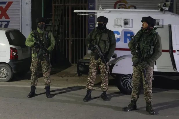 Hint güçleri, büyük miktarda patlayıcının infilak ettiği polis karakolunun yanında duruyor (EPA)