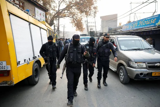 عدد من قوات الأمن في موقع الانفجار بالجزء الخاضع للهند من كشمير (رويترز)