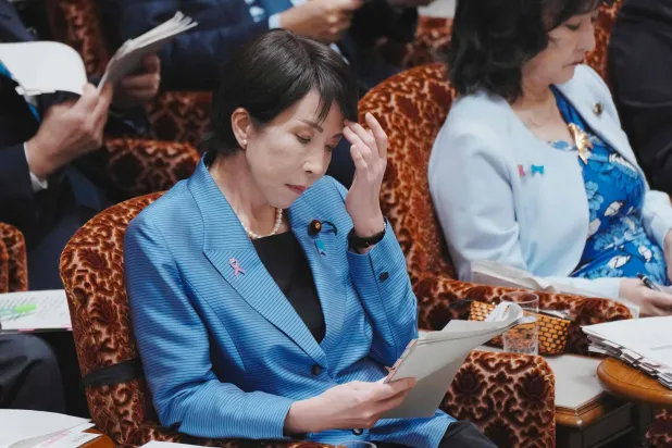 رئيسة الوزراء اليابانية ساناي تاكايتشي (يسار) تحضر جلسة لجنة الميزانية في البرلمان بطوكيو (أ.ف.ب)