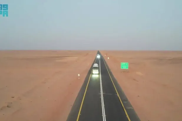 Vehicles travel on the Al Abr Road that serves as a crucial link between Yemen and Saudi Arabia. (SPA)