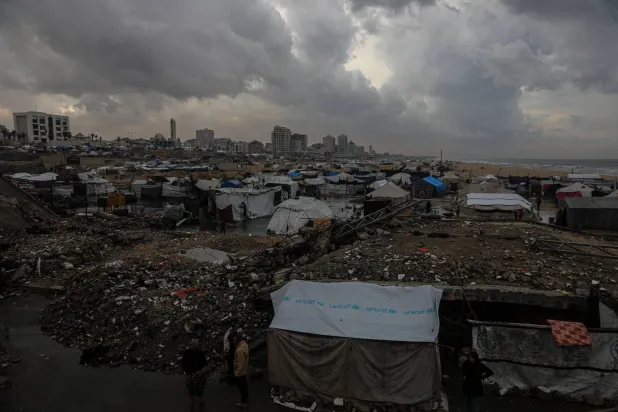 خيام النازحين في ميناء غزة بعد هطول أمطار غزيرة (د.ب.أ)