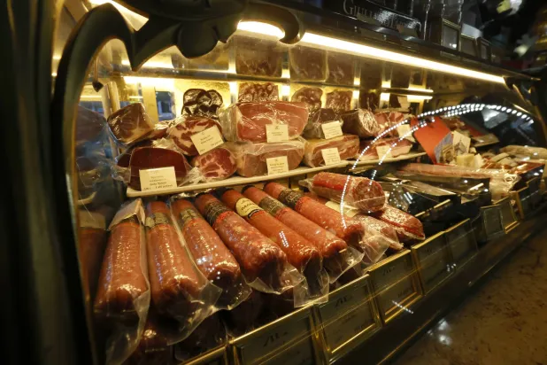 لحوم معروضة للبيع داخل متجر في سانت بطرسبرغ بروسيا (إ.ب.أ)