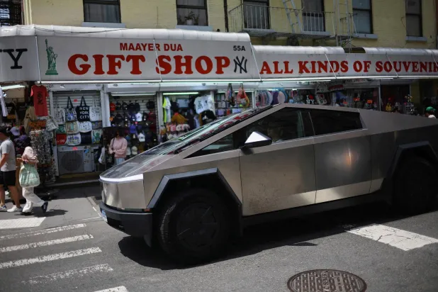 «تسلا سايبرترك» تسير في الحي الصيني بمدينة نيويورك (رويترز)