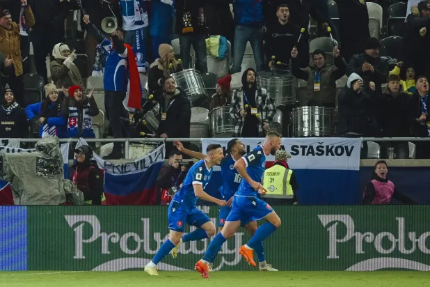 لاعبو المنتخب السلوفاكي يستعدون لمواجهة ألمانيا (إ.ب.أ)