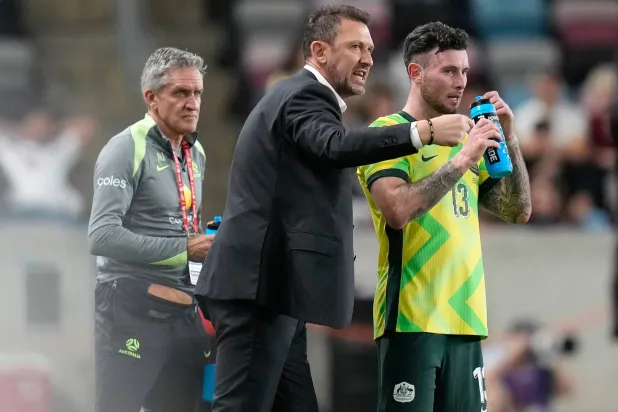 توني بوبوفيتش مدرب أستراليا يوجه لاعبه أيدن أونيل ضد فنزويلا (أ.ب)