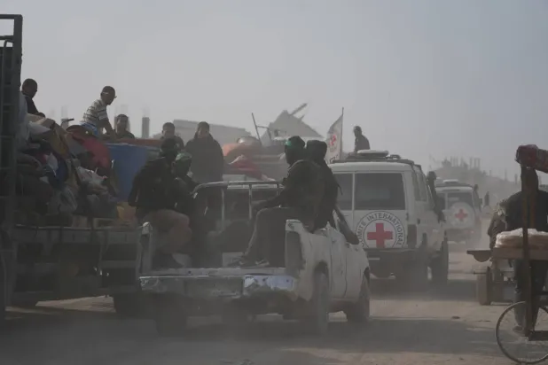 Hamaslı silahlı kişiler, Uluslararası Kızılhaç Komitesi üyeleri eşliğinde rehinelerin cesetlerini aramak üzere Gazze'nin doğusuna doğru yola çıktı (AP)