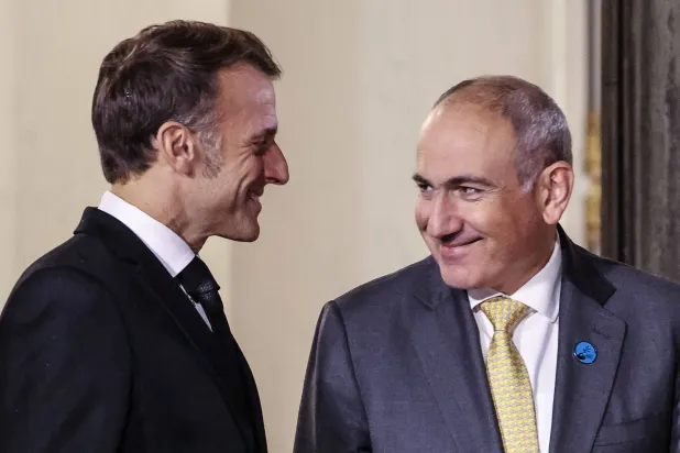 الرئيس الفرنسي إيمانويل ماكرون ورئيس وزراء أرمينيا نيكول باشينيان في قصر الإليزيه بباريس يوم 8 نوفمبر 2025 (أ.ف.ب)